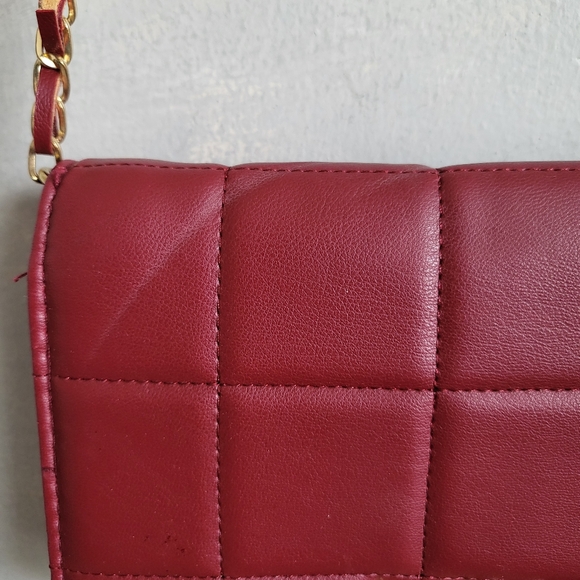 Bebe Chica Flap Crossbody Burgundy Gold Chain Strap Quilted Puffer Vegan Leather - Picture 7 of 13